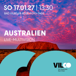 Ein farbenprächtiger Himmel mit rosa Wolken über dem Uluru in Australien – als Werbung für eine Live-Multivisionsveranstaltung am 17. Januar 2027 um 13:30 Uhr in Bad Vilbel, organisiert von der Vilco Stadthalle.