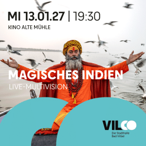 Ein Mann in traditioneller indischer Tracht sitzt mit gekreuzten Beinen auf einem Boot, die Arme ausgestreckt, während Vögel um ihn herumfliegen. Darüber sind Veranstaltungsdetails zu „Magisches Indien“ im Kino Alte Mühle eingeblendet.